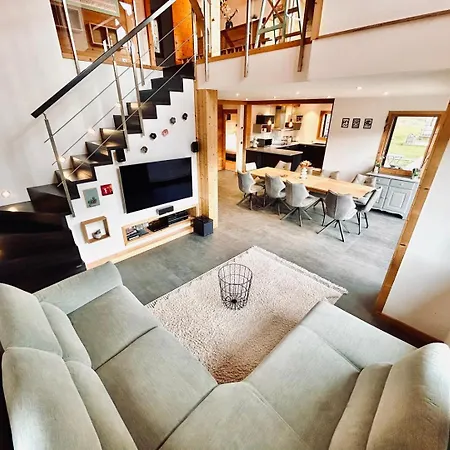 Beautiful With Swimming Pool & Great Garden