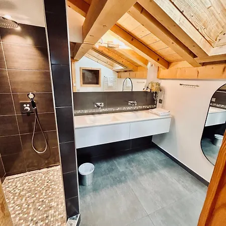 Beautiful With Swimming Pool & Great Garden